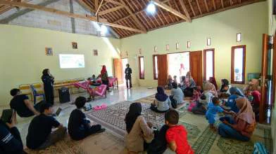 Pelaksanaan sosialisasi stunting di Posyandu Balita Dusun Dlisen — foto 2