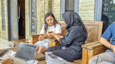 Pelaksanaan program kerja kegiatan digitalisasi UMKM di Kopi Mantren — foto 2