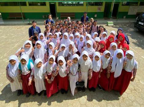 Foto bersama siswa-siswi SDN 4 Temboro hari ketiga