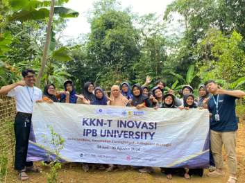 Kegiatan penanaman varietas IPB University di KWT Dusun Dlisen — foto 2